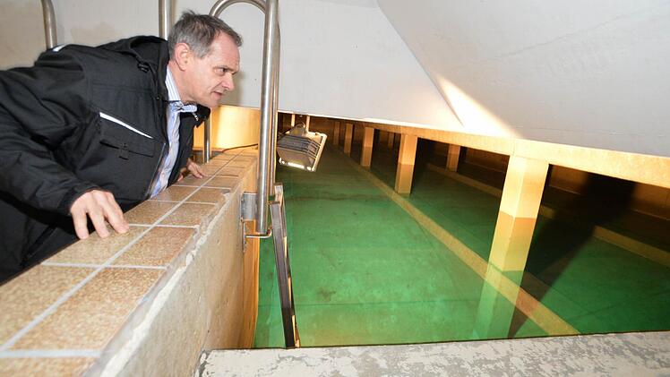 Rüger prüft im Hochbehälter Rugendorf den Füllstand in einer der beiden Kammern. Foto: Ronald Rinklef
