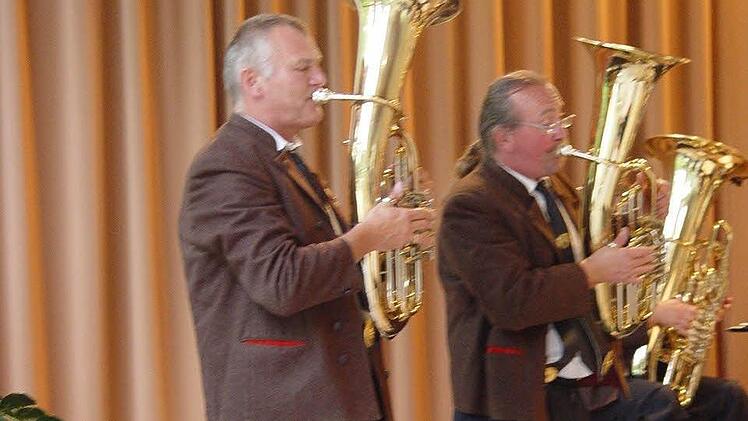 Egerländer Blasmusik: Kurt Metz und Michael Back geben den Egerländer-Ton an. Foto: Brigitta-Kempe-Wolf