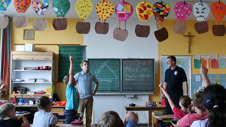 Brandschutzerziehung im Unterricht in der 3. Klasse der Grundschule Ebenhausen. Foto: Werner Vogel