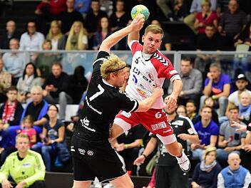 Dreh- und Angelpunkt: Bad Neustadts Maximilian Schmitt (am Ball) ist für das Derby gegen den TSV Rödelsee fraglich. Eine Verletzung an der Schulter hemmt den HSC-Kapitän. Foto: Anand Anders