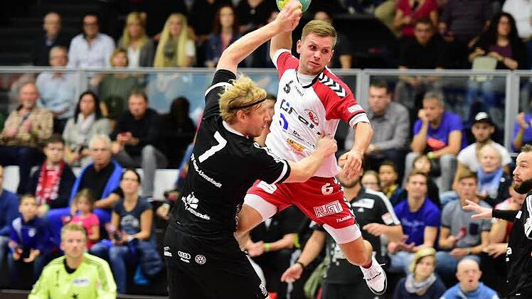 Dreh- und Angelpunkt: Bad Neustadts Maximilian Schmitt (am Ball) ist für das Derby gegen den TSV Rödelsee fraglich. Eine Verletzung an der Schulter hemmt den HSC-Kapitän. Foto: Anand Anders