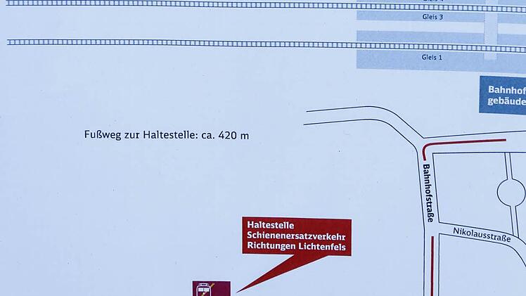 Solche Aushänge mit Infos über die Haltestellen des Schienenersatzverkehrs finden sich an den Bahnhöfen. Foto: Matthias Hoch