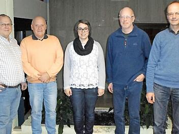 Der neue Chor-Vorstand (von links): 2. Schatzmeister Helmut Schmidt, der neu gewählte Vorsitzende Uwe Piesker, Schriftführerin Elisabeth Stanislaus, Schatzmeister Stefan Müller, 2. Vorsitzender Georg Beetz Foto: Wolfgang Gunzelmann