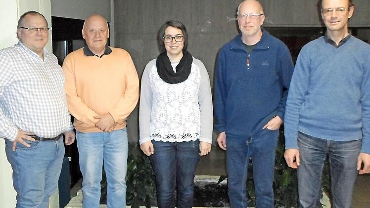 Der neue Chor-Vorstand (von links): 2. Schatzmeister Helmut Schmidt, der neu gewählte Vorsitzende Uwe Piesker, Schriftführerin Elisabeth Stanislaus, Schatzmeister Stefan Müller, 2. Vorsitzender Georg Beetz Foto: Wolfgang Gunzelmann
