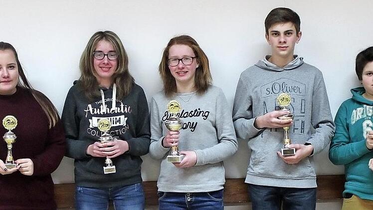Beim Nachwuchs des SC Haßlach siegten Luisa Baumann (Dritte von links) und Dennis Friemel (rechts daneben). Mit im Bild die Nächstplatzierten (von links) Natalie Raab, Linda Baumann und Luca Friemel.
