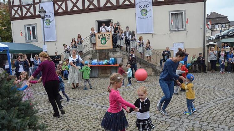 Viel Beifall gab es für die Kinder der Kindertagesstätte "Pusteblume" für ihre lustigen Tänze im Paradies. Der Nachwuchs ist schon begeistert bei der Kerwa dabei. Foto: Karl-Heinz Hofmann