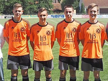 Der neue Trainer Martin Teuchert, Markus Schmidt (eigene Jugend), Luca Fromm, Nico Schneider (beide TV Ebern Jugend), Marius Thomas (eigene Jugend) und Vorsitzender Christian Toni (von links) Foto: Dietz