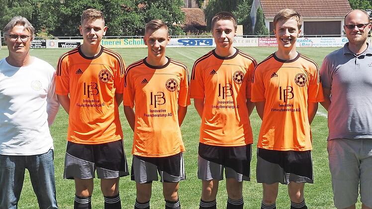 Der neue Trainer Martin Teuchert, Markus Schmidt (eigene Jugend), Luca Fromm, Nico Schneider (beide TV Ebern Jugend), Marius Thomas (eigene Jugend) und Vorsitzender Christian Toni (von links) Foto: Dietz