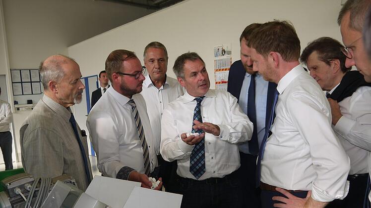 Sachsens Ministerpräsident Michael Ketschmer bei der Besichtigung der Firma Heim in Unterlauter.Berthold Köhler