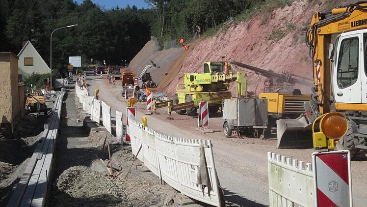 Dem Ausbau der Schrenk (Foto) und der Verlegung des Wildbachs sollen nach einem "Ruhejahr" weitere Straßen- und Leitungsmaßnahmen und die Erschließung des Neubaugebiets in Aura folgen.  Foto: Winfried Ehling