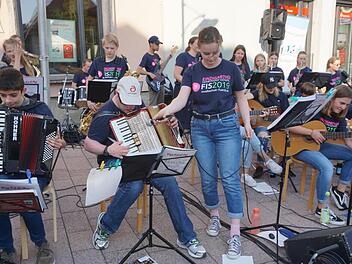 Das Konzert der Musikschule Fürth mit  ihren Partnern der Lebenshilfe Fürth auf dem Bischofsheimer Marktplatz  zeigte, wie Inklusion über das gemeinsame Musizieren ein Erfolg wird.  Foto: Marion Eckert