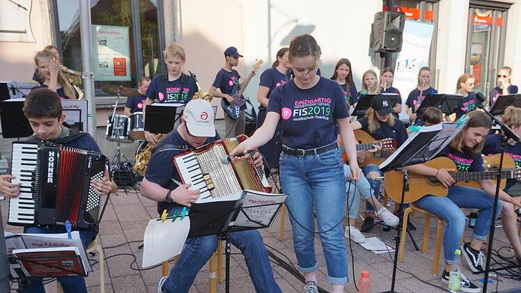 Das Konzert der Musikschule Fürth mit  ihren Partnern der Lebenshilfe Fürth auf dem Bischofsheimer Marktplatz  zeigte, wie Inklusion über das gemeinsame Musizieren ein Erfolg wird.  Foto: Marion Eckert
