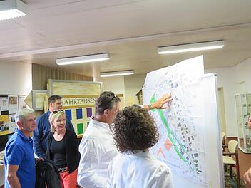 Erste Infos zur überarbeiteten Planung mit Längs - und Schrägparken hingen im Fojer aus. Foto: Monika Schütz