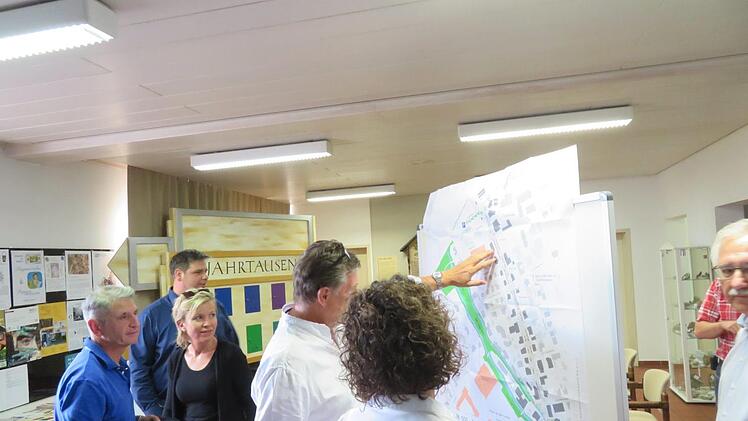 Erste Infos zur überarbeiteten Planung mit Längs - und Schrägparken hingen im Fojer aus. Foto: Monika Schütz