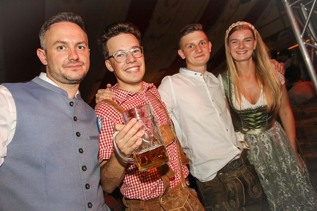 Tanzen, Feiern, Mitsingen &ndash; bayerische Partystimmung bis Mitternacht.