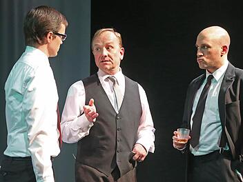 Machtpoker, Gier, persönliche Eitelkeiten: Benjamin Hübner, Niklaus Scheibli und Thorsten Köhler in Jan Geigers Debüt-Stück "Kow Loon", das heute in der Reithalle uraufgeführt wird.  Foto: Henning Rosenbusch