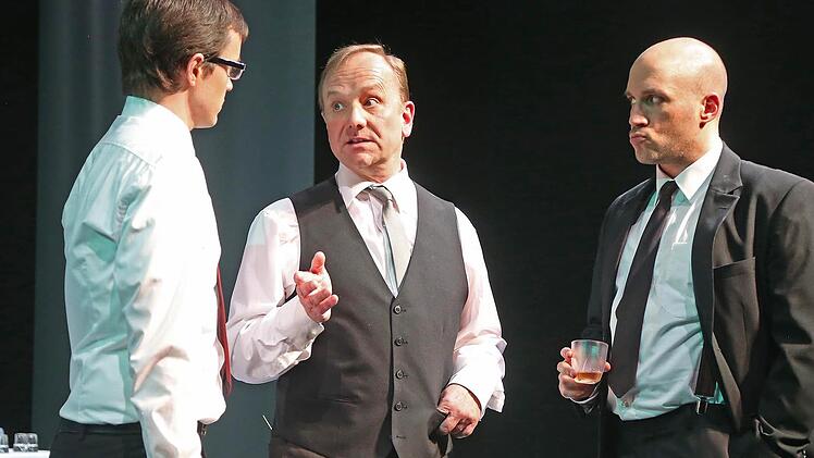 Machtpoker, Gier, persönliche Eitelkeiten: Benjamin Hübner, Niklaus Scheibli und Thorsten Köhler in Jan Geigers Debüt-Stück "Kow Loon", das heute in der Reithalle uraufgeführt wird.  Foto: Henning Rosenbusch