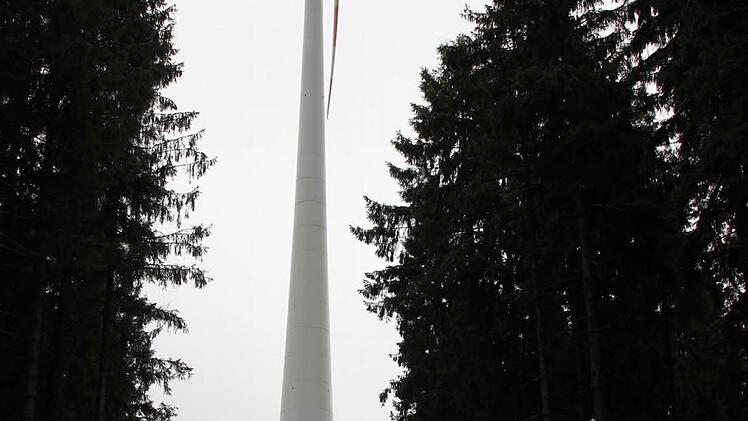 Fünf Windräder dieser Größenordnung sollen bei Wildenberg und Hain errichtet werden. Für vier davon hat das Verwaltungsgericht Bayreuth per Beschluss den "Sofortvollzug der immissionsrechtlichen Genehmigung" angeordnet. Beim fünften Windrad müssen noch Auflagen des Betreibers erfüllt werden.  Foto: Friedwald Schedel
