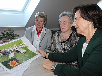 Für Katharina Rech (Mitte) war es ein besonderer Tag. Sie berichtete der Ministerin Emilia Müller (rechts) von ihrem Leben in der betreuten Wohnanlage. Mit im Bild ist Bürgermeisterin Gabi Weber. Foto: Veronika Schadeck