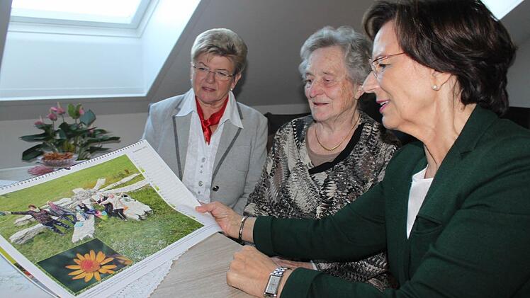 Für Katharina Rech (Mitte) war es ein besonderer Tag. Sie berichtete der Ministerin Emilia Müller (rechts) von ihrem Leben in der betreuten Wohnanlage. Mit im Bild ist Bürgermeisterin Gabi Weber. Foto: Veronika Schadeck