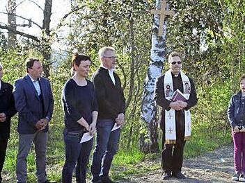 Pfarrer Richard F. Reis segnete das schlichte Holzkreuz an der Fichtera. Mit im Bild (v.l.) Kreisheimatpfleger Hans Blinzler, Bürgermeister Michael Pöhnlein sowie Silvia Pöhnlein und Albert Färber von der evangelischen Kirche.  Foto: Michael Wunder