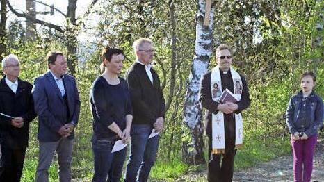Pfarrer Richard F. Reis segnete das schlichte Holzkreuz an der Fichtera. Mit im Bild (v.l.) Kreisheimatpfleger Hans Blinzler, Bürgermeister Michael Pöhnlein sowie Silvia Pöhnlein und Albert Färber von der evangelischen Kirche.  Foto: Michael Wunder