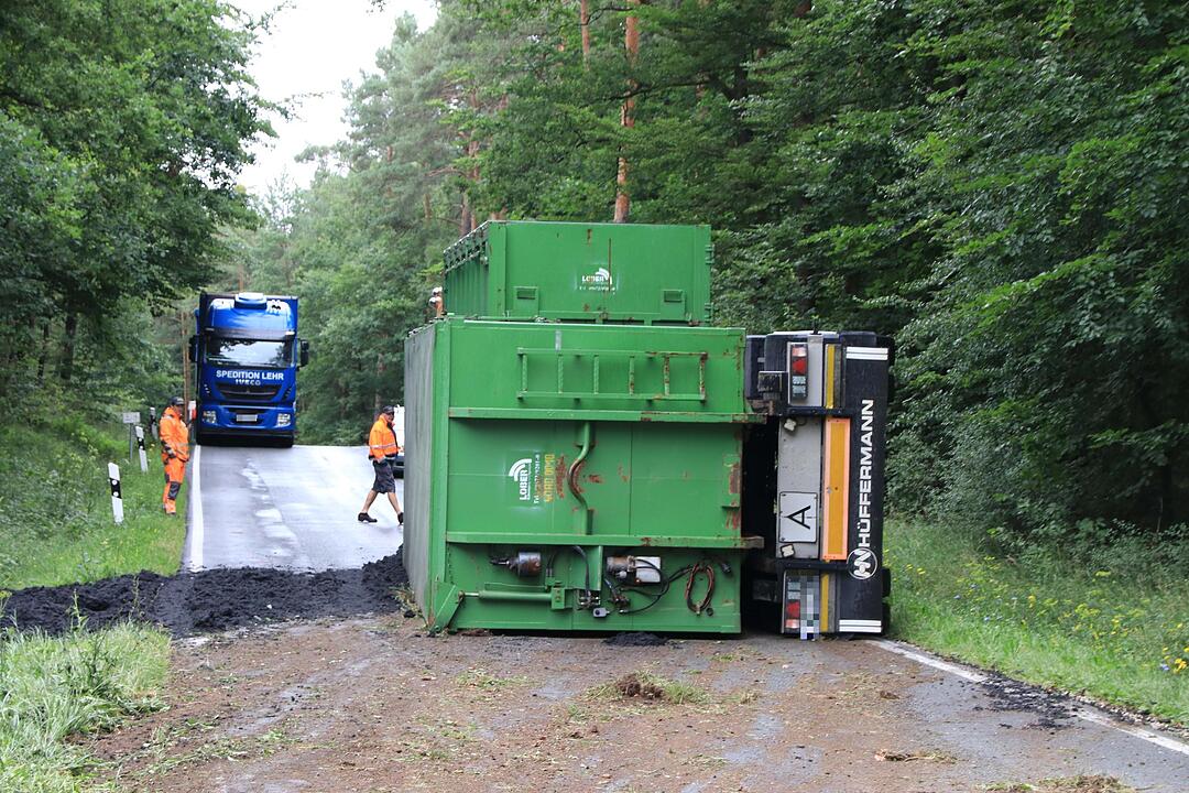 Kreis Bamberg: Lkw-Anhänger kippt um und verliert Ladung – Straße stundenlang gesperrt