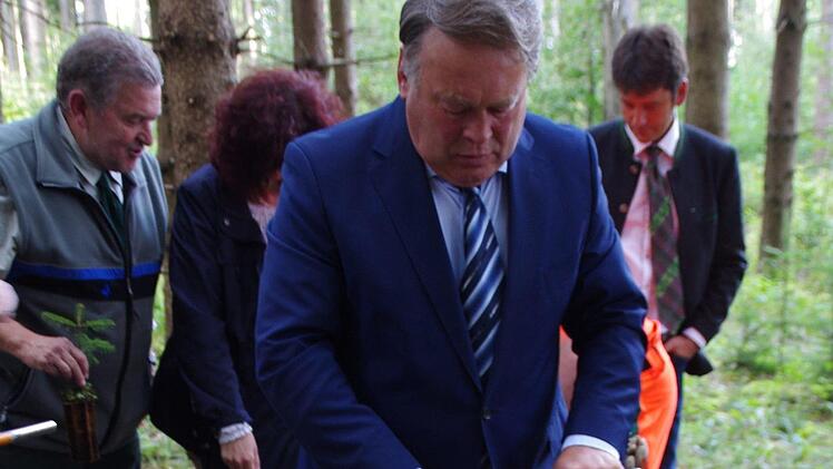 Peter Hagemann (vorne) zeigte dem Minister eine gute Stelle für das Tannenbäumchen. Foto: Marco Meißner