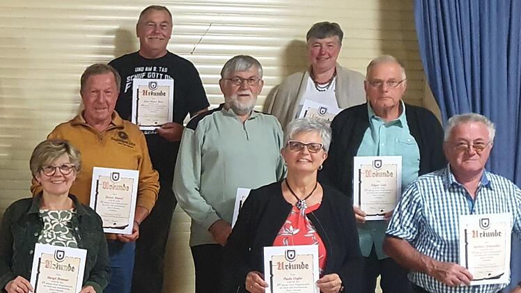 Ehrungen beim FC:  Margit Brönner, Dieter Hämel, Karl-Heinz Betz, Walter Müller, Paula Vogler, Beate Bauer, Edgar Lutz und Norbert Schneider.