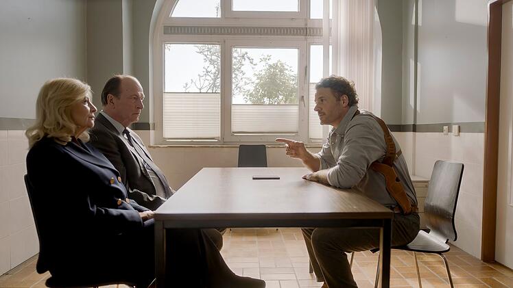 Kommissar Tobias Geldermann (Stephan Luca, rechts) wirft Anwalt Markus Gellert (Herbert Knaup) Strafvereitelung vor. Er glaubt, dass er das Handy der Ermordeten verschwinden und es in der Wohnung von Silke Runge so aussehen lie&szlig;, als sei dort eingebrochen worden. Isa von Brede (Sabine Postel) verteidigt ihren Kollegen gegen diese Vorw&uuml;rfe.