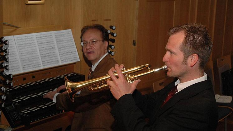 Während bei reinen Orgel-Konzerten des Orgelzyklusses rund meist rund 120 Zuhörer kom-men, können es bei anderen Kon-zerten, wie das festliche Trom-petenkonzert von Burkhard Ascherl (li) und Roland Grau, schon bis zu 400 Konzertbegeis-terte sein.