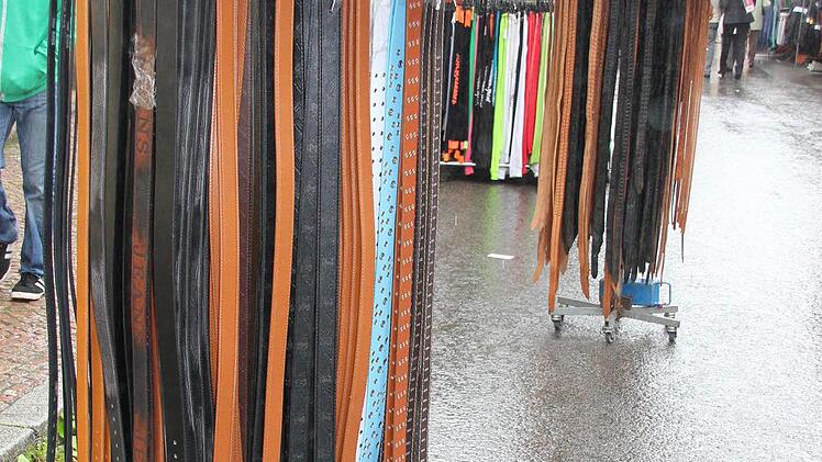 Zwei Schirmständer der besonderen Art.