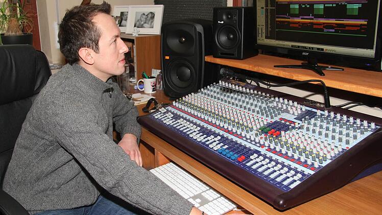 Mike Müller (im Bild) ist der Produzent des "Christmas Songs". Mehr als 20 Spuren hat der Song, alle sind nach und nach eingespielt und zusammenmontiert worden. Müller ist auch für die Drums verantwortlich. Außerdem gehören zur Band Klaus Metzler aus Kulmbach und Robert Mühlenkamp, Christines Mann, ebenfalls aus Bayreuth.