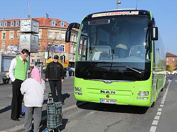 Busfahrer Peter Tilinger (links) kann die ältere Dame nicht vom neuen Busangebot von MeinFernbus überzeugen. Gerhard Alef (im Hintergrund) findet dagegen gut, dass eine weitere Fernbuslinie am Bamberger Bahnhof startet. Foto: Matthias Hoch