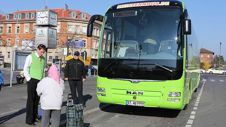 Busfahrer Peter Tilinger (links) kann die ältere Dame nicht vom neuen Busangebot von MeinFernbus überzeugen. Gerhard Alef (im Hintergrund) findet dagegen gut, dass eine weitere Fernbuslinie am Bamberger Bahnhof startet. Foto: Matthias Hoch