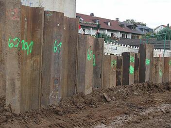 Derzeit wird die provisorische Spundwand in der Flutmulde aufgestellt. Sie sorgt dafür, dass auch in der Bauphase die Anwohner vor Hochwasser geschützt sind. Foto: Sonja Adam
