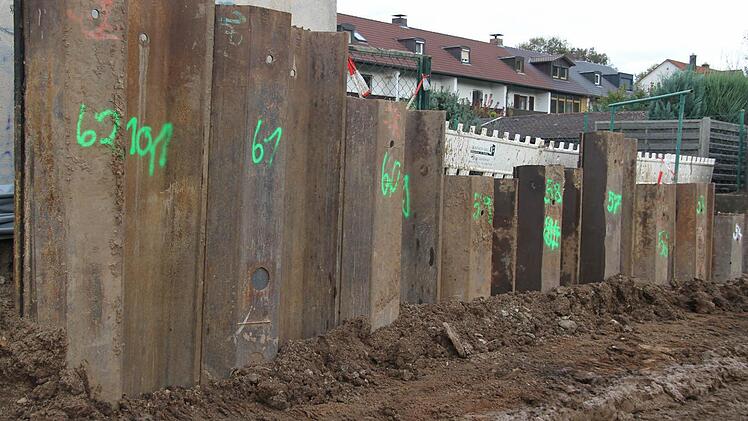 Derzeit wird die provisorische Spundwand in der Flutmulde aufgestellt. Sie sorgt dafür, dass auch in der Bauphase die Anwohner vor Hochwasser geschützt sind. Foto: Sonja Adam