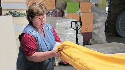 Karin Fischer beim Beziehen einer Abenteuermatte. Foto: Simone Bastian
