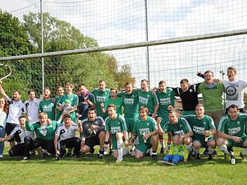 Der FC Untererthal grüßt als Meister (hinter, von links): Physiotherapeutin Laura Martin, Christian Beyer, Daniel Virnekaes, Andreas Weigand, André Herrlein, Sebastian Hüfner, Spielertrainer Michael Hammer, Simon Hereth, Lukas Tartler, Markus Schäfer, Tobias Schneider, Maurice Fella, Benedikt Hüfner, Betreuer Florian Baus, Jonas Schipper sowie (vorne, von links) Dominik Kolb, Mario Koch, Sven Röthlein, Daniel Hammer, Mathias Tartler, Thomas Schäfer, Stefan Gerlach, Patrick Heilmann und André ...