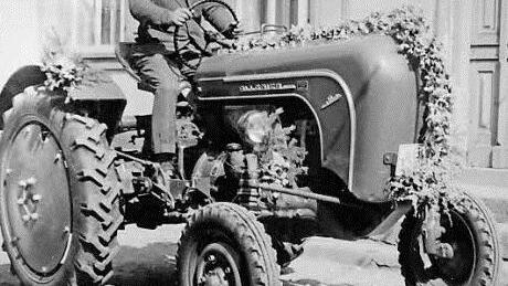 Ein Blick zurück: Schusters Vater Johann fährt 1961 auf seinem nagelneuen Traktor, einem Allgaier. Repro: Peter Groscurth