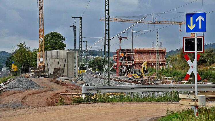 Die DB Projektbau errichtet am Bahnübergang Sandweg im Zuge der ICE-Neubaustrecke Ebensfeld-Erfurt ein Brückenbauwerk. Dies ärgert die Gemeinde Niederfüllbach, denn sie soll ein Drittel der Baukosten und den Unterhalt tragen.  Foto: Gabi Arnold