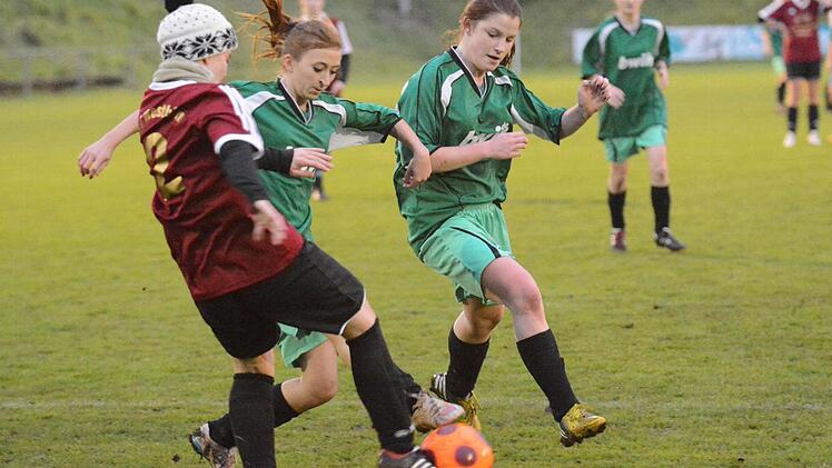 Gedoppelt wird Nela Prediger (links) vom TSV Westheim von der Hammelburger Spielf&uuml;hrerin Pia Riedel und Vanessa Arendt (rechts). Foto: ssp