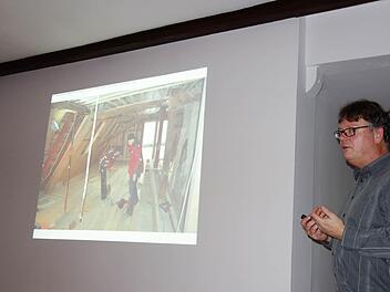 Architekt Andreas Halboth informiert über Energieeffizienz in Altbauten.  Foto: Dorothee Schmitt