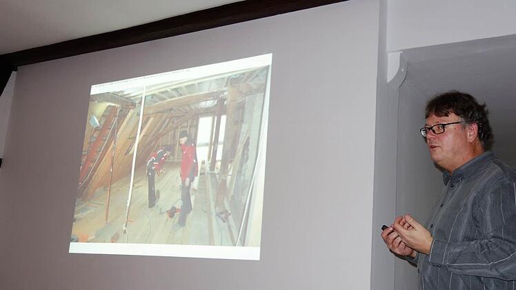 Architekt Andreas Halboth informiert über Energieeffizienz in Altbauten.  Foto: Dorothee Schmitt