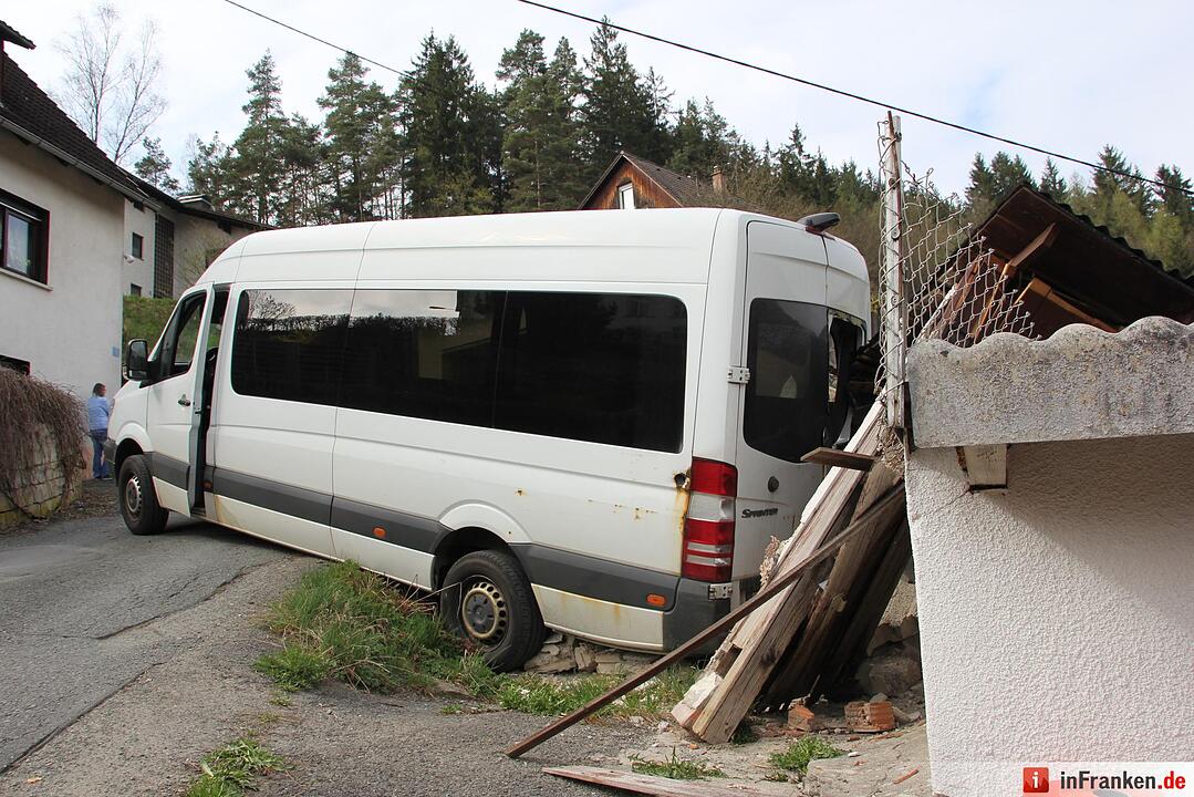 Unfall im Landkreis Kronach: Transporter rollt auf Garage