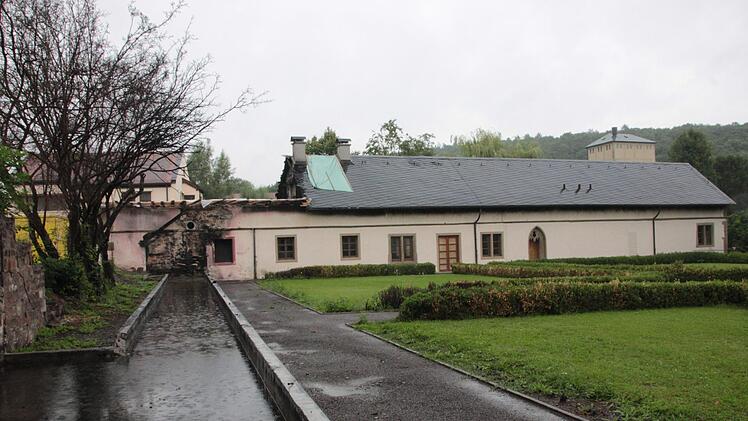 Der Brandschaden am Bäulein in Maria Bildhausen ist auf dem ersten Blick deutlich zu erkennen. Dort, wo die abgebrannte Kegelbahn stand, sammelt sich jetzt das Regenwasser. Hier wird ein Laubengang entstehen. Foto: Heike Beudert
