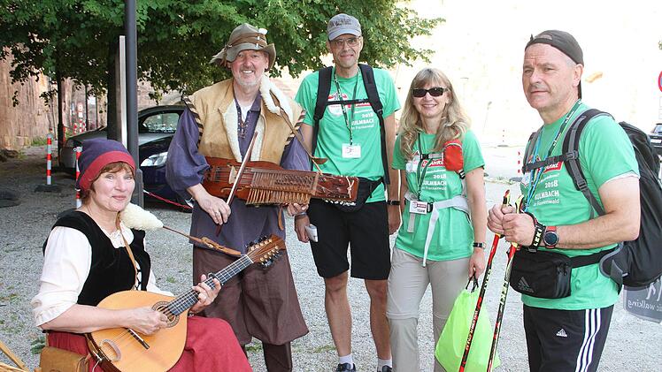 Celia G&auml;rtner, Michael G&auml;rtner und Gabi Schardt bildeten die Schlusstruppe. Sie hielten durch und sammelten auch gleich die Schilder ein. Foto: Sonny Adam