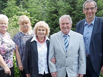 Das Geburtstagsfoto (von links): Tochter Ursula, Enkelin Daniela, Lebensgefährtin Hildegard Becker, Geburtstagskind Adalbert Hamel, Dritter Bürgermeister Thomas Nowak Foto: Doris Weidner