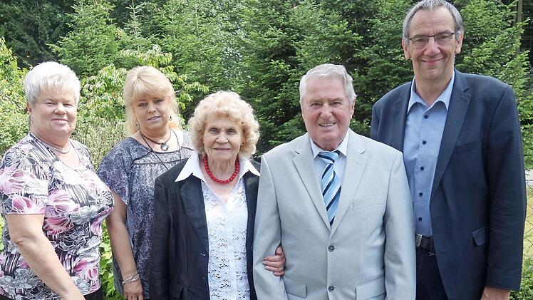 Das Geburtstagsfoto (von links): Tochter Ursula, Enkelin Daniela, Lebensgefährtin Hildegard Becker, Geburtstagskind Adalbert Hamel, Dritter Bürgermeister Thomas Nowak Foto: Doris Weidner