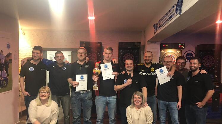 Gute Laune herrschte bei der Siegerehrung Nachts um halb zwei im Sportheim des TBVfL Neustadt/Wildenheid (von links): Sebastian Hofmann, Alexander Fleischmann, Drittplatzierter Siggi Meißner, Turniersieger Miguel Rauscher, Turnierleiter Alessandro Stefanizzi, Zweitplatzierter David Schwesinger, Sebastian Grimm, Bastian Bieberbach, Tim Fischer sowie unten die Lena Taubert und Lisa Taubert (alle vom gastgebenden Dart-Club "TBVfL Twenty-Sixers". Fotos: privat